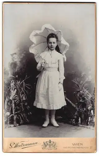 Fotografie S. Weutzmann, Wien, Portrait junges Mädchen Pauline Haider mit aufgespanntem Schirm im weissen Kelid, Locken