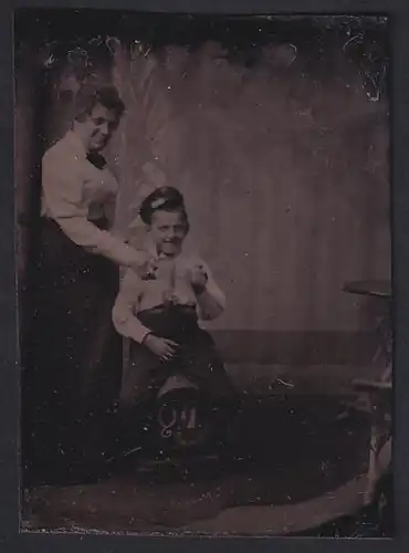 Fotografie Ferrotypie Mutter stösst mit ihrem Sohn an welcher aud einen Bierfass sitzt, §11