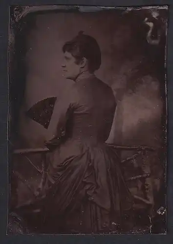 Fotografie Ferrotypie Dame im Biedermeierkleid mit Fächer, Rückenportrait