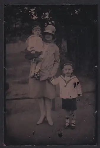 Fotografie Ferrotypie Mutter mit ihren zwei Kindern in Matrosenkleidung posieren für den Fotografen