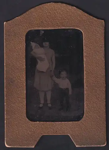 Fotografie Ferrotypie Mutter mit Sohn an der Hand und Kleinkind im Arm, 1927, Mutterglück