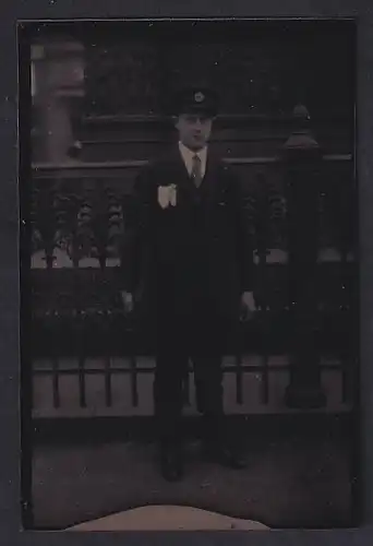 Fotografie Ferrotypie junger Mann im Anzug mit Abzeichen auf der Mütze