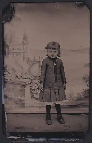 Fotografie Ferrotypie kleines Mädchen im Biedermeierkleis mit halskette vor einer Studiokulisse