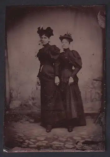 Fotografie Ferrotypie zwei junge Damen in Biedermeierkleidern mit Puffärmeln
