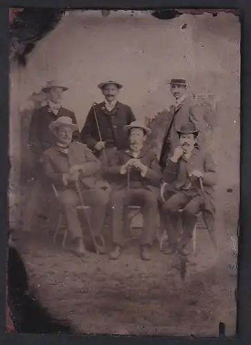 Fotografie Ferrotypie sechs Herren in Anzügen mit Hüten und Flanierstöcken posieren im Atelier