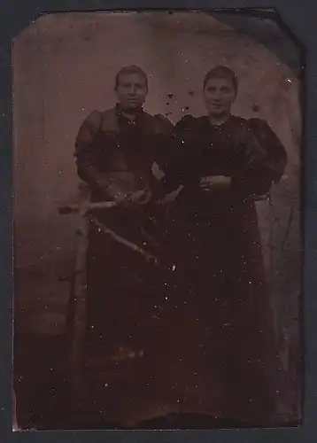 Fotografie Ferrotypie zwei Schwestern in Biedermeierkleidern mit Puffärmeln