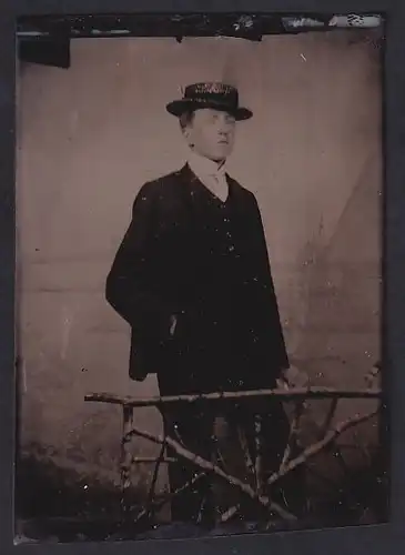 Fotografie Ferrotypie junger Mann im dunklen Anzug mit Sommerhut