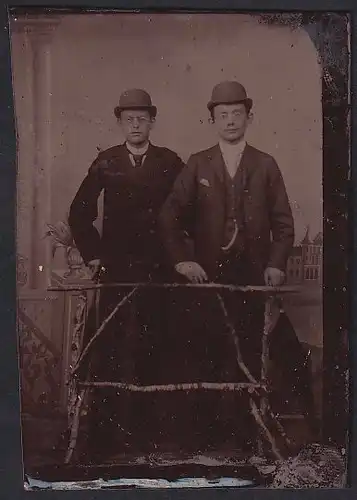 Fotografie Ferrotypie junge Herren in feinen Anzügen mit Melone posieren vor einer Studiokulisse