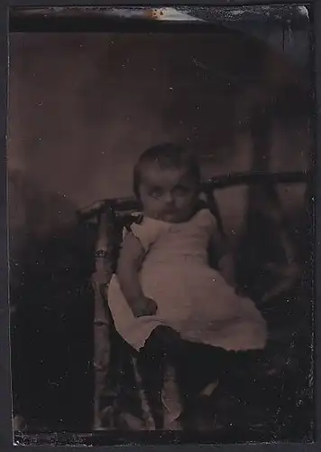 Fotografie Ferrotypie kleines Kind im weissen Leibchen sitzt auf einer Bank