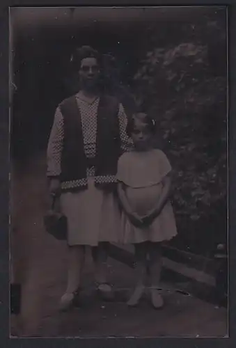 Fotografie Ferrotypie Mutter mit ihrer Tochter in hellen Kleidern