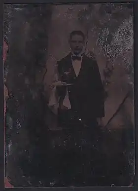 Fotografie Ferrotypie junger Mann als Kellner / Ober in Frack mit Tabeltt in der Hand