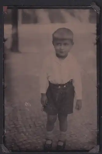 Fotografie Ferrotypie junger Knabe in weisser Bluse und mit kurzer Hose auf der Strasse
