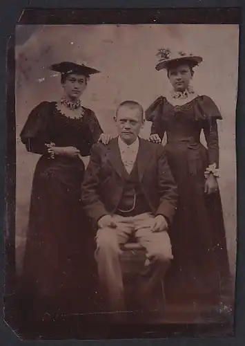 Fotografie Ferrotypie Vater mit seinen beiden Töchtern in Biedermeierkleidern mit breiten Hüten