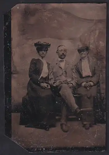 Fotografie Ferrotypie Mutter und Vater mit ihrer erwachsenen Tochter im Atelier