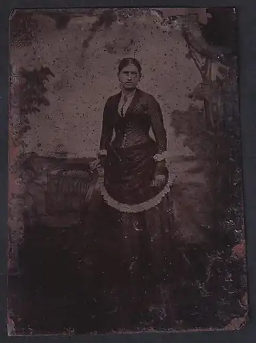 Fotografie Ferrotypie Dame im gepunkteten Kleid mit Rüschensaum