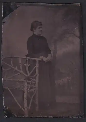 Fotografie Ferrotypie Dame im schlichten Kleid lehnt an einer Birkenholzbank