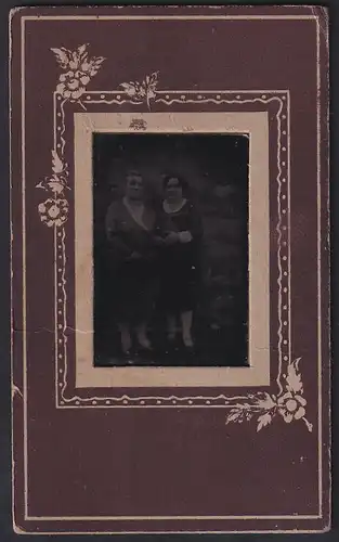 Fotografie Ferrotypie zwei Damen in Kleidern posieren, im Passepartout-Rahmen zum Aufstellen