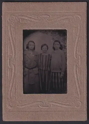 Fotografie Ferrotypie drei junge Damen posieren in Sommerkleidern, im Passepartout-Rahmen