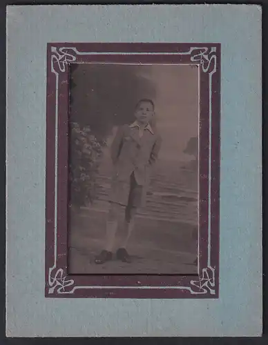 Fotografie Ferrotypie junger Knabe im Anzug mit kurzer Hose und Lackschuhen, 1937, im Passepartout-Rahmen