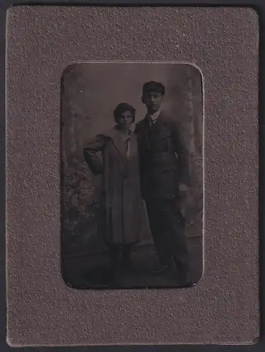 Fotografie Ferrotypie junges Paar in zeitgenössischer Kleidung, 1926, im Passepartout-Rahmen