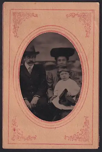Fotografie Ferrotypie Mutter udn Vater mit ihrem Kind auf dem Schoss, im Passepartout-Rahmen