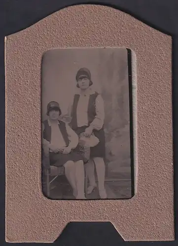 Fotografie Ferrotypie zwei Damen in den selbern Kleidern mit Hut, im Passepartout-Rahmen