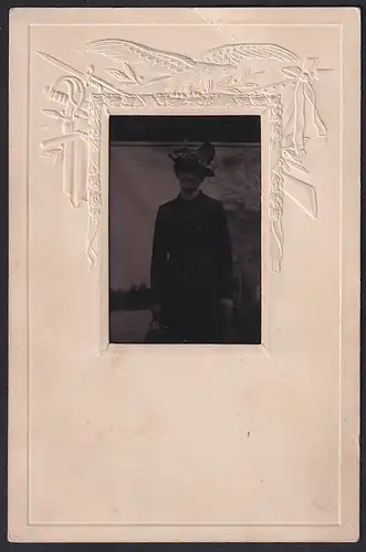 Fotografie Ferrotypie Dame im dunklen Kleid mit geschmücktem Hut und Handtasche, im Passepartout-Rahmen