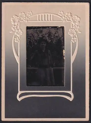 Fotografie Ferrotypie junge Frau im Sommerkleid mit Hut, im Passepartout-Rahmen