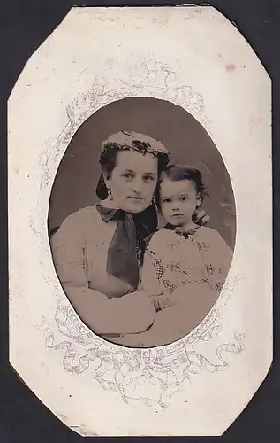 Fotografie Ferrotypie Mutter mit ihrer kleinen niedlichen Tochter, im Passepartout-Rahmen