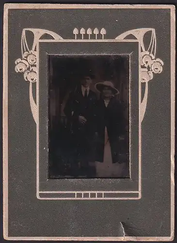 Fotografie Ferrotypie junges Paar im Anzug und Kleid mit Mantel und Hut, im Passepartout-Rahmen