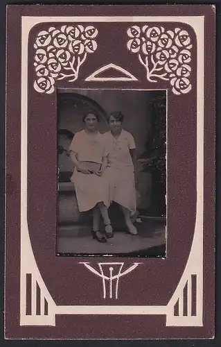 Fotografie Ferrotypie zwei Damen in hellen Kleidern sitzend am Rand eines Brunnens, im Passepartout-Rahmen
