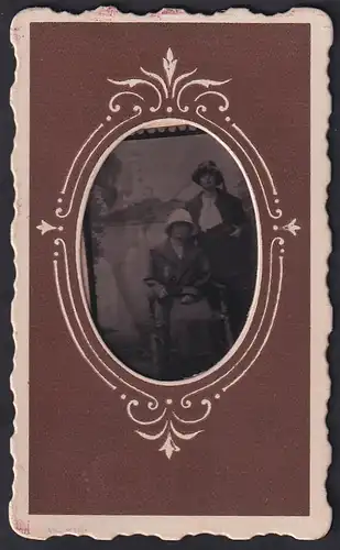 Fotografie Ferrotypie zwei Damen in Sommerkleidern mit Hüten, 1924, im Passepartout-Rahmen