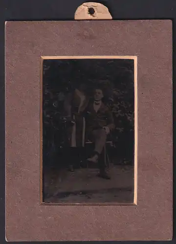 Fotografie Ferrotypie junges Paar im Anzug und im Kleid, 1923, im Passepartout-Rahmen