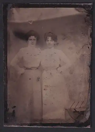 Fotografie Ferrotypie zwei Damen in hellen Sommerkleidern Arm in Arm
