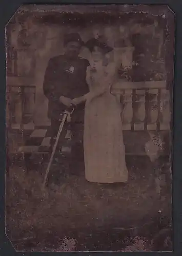 Fotografie Ferrotypie Soldat in Uniform mit Orden und Säbel nebst seiner Frau