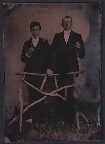 Fotografie Ferrotypie Vater und Sohn in Anzügen posieren rauchend im Atelier