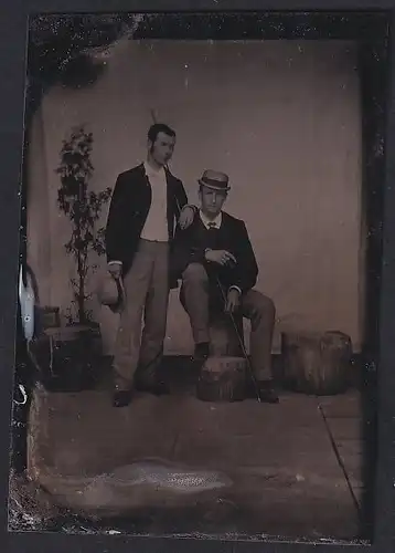Fotografie Ferrotypie zwei Herren in feinen Sommeranzügen mit Hut und Stock