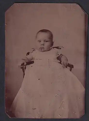 Fotografie Ferrotypie süsses Kleinkind im weissen Kleidchen sitztend im Kinderstuhl