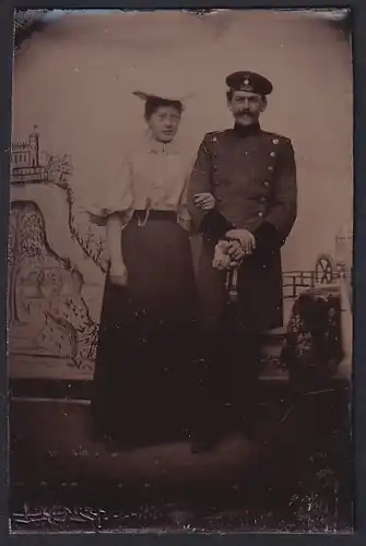 Fotografie Ferrotypie Soldat in Uniform mit Säbel nebst seiner Frau