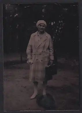 Fotografie Ferrotypie Frau im karierten Mantel mit kleinem Reisekoffer