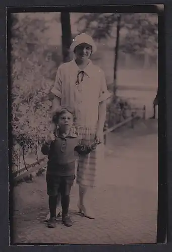 Fotografie Ferrotypie Mutter mit ihrem Sohn, Sohn mit Brille und kurzer Hose