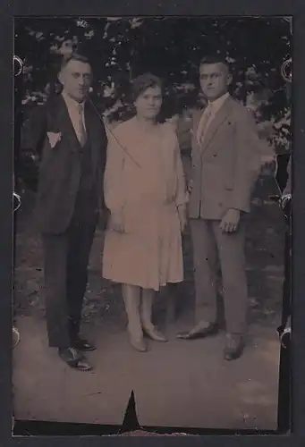 Fotografie Ferrotypie Mutter und Vater mit ihrem erwachsene Sohn im Anzug