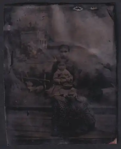 Fotografie Ferrotypie Mutter im Pümktchenkleid mit Töchterchen auf dem Schoss, Mutterglück