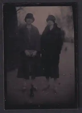 Fotografie Ferrotypie zwei junge Frauen im Kleid und Pelzmantel mit Hüten