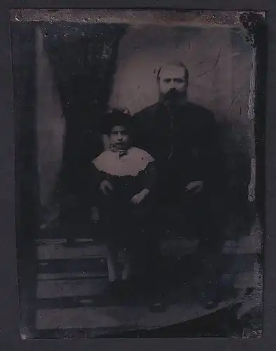 Fotografie Ferrotypie Vater im Anzug mit seiner Tochter im Kleid, Spirtzenkragen