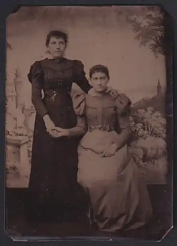 Fotografie Ferrotypie Schwestern in Biedermeierkleidern halten Händchen im Atelier
