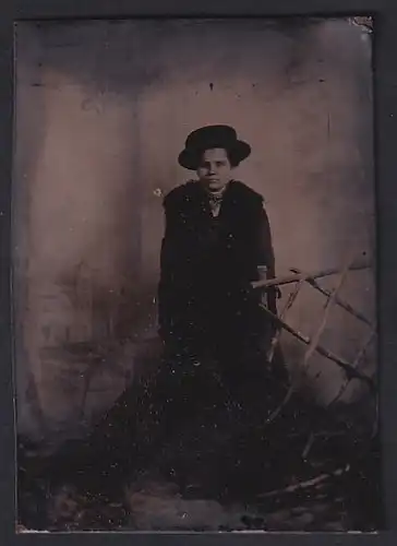 Fotografie Ferrotypie Dame im dunklen Pelzkleid mit Hut