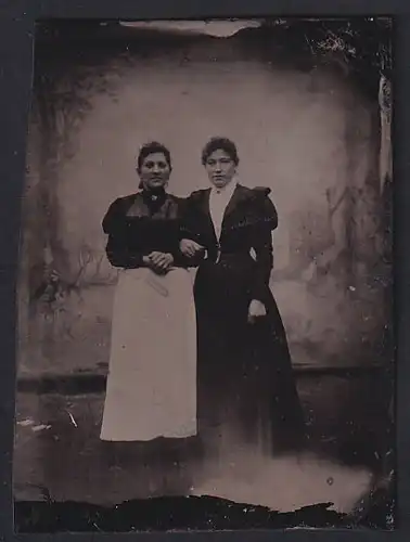 Fotografie Ferrotypie zwei Frauen in Biedermeierkleid Arm in Arm im Atelier
