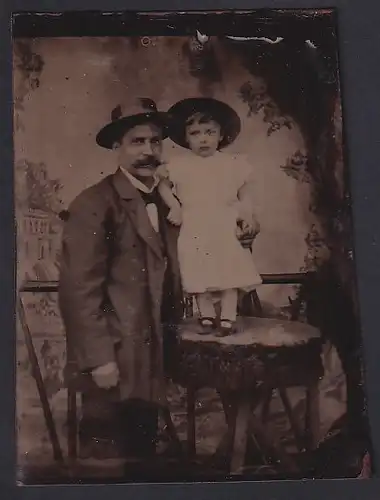 Fotografie Ferrotypie Vater im Anzug mit seiner Tochter auf dem Tisch stehend, Sommerhüte