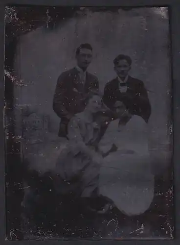 Fotografie Ferrotypie zwei Herren mit ihren Frauen im Atelier